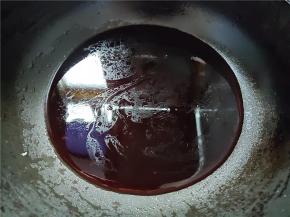 刚才炸葱油的锅，不用洗，直接煮酱油水，煮到沸腾，关火，用干净无水的容器装好。