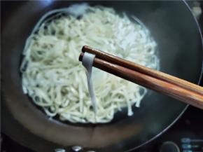 按包装说明煮几分钟，用筷子夹一根试试，能比较轻松地夹断就好了。也不要煮得太软了，不好吃。要大力才夹得断就是没熟再煮一会。