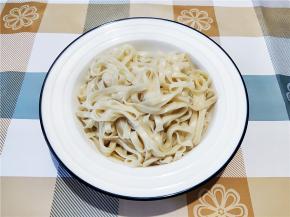 将煮好的面条捞起。