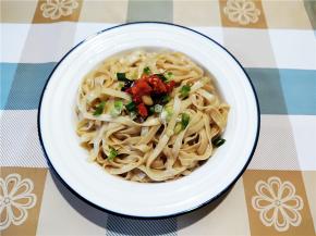 浇上两汤匙葱油，适量酱油水，再撒点葱花，点一些剁椒，拌匀开吃。