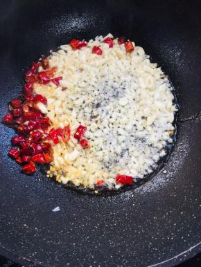 锅烧热，放入适量的油，放入蒜末，干辣椒爆香！