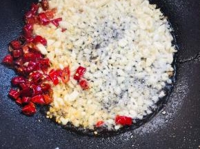 锅烧热，放入适量的油，放入蒜末，干辣椒爆香！