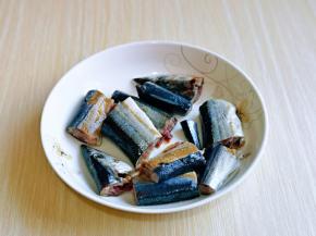 秋刀鱼清理干净后，煎段，清洗干净，淋干水分。