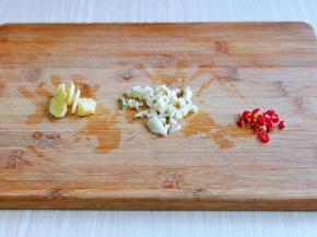 蒜姜去皮切好，辣椒洗干净切段。