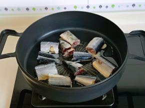 起油锅，加入鱼段小火煎。