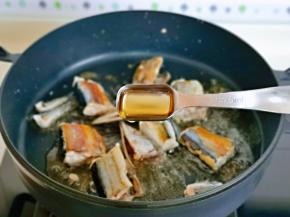 煎至两面金黄，加入料酒。