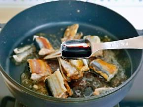 再加入红烧酱油。