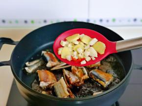 加入切好的姜蒜，辣椒。