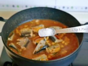 加入适量纯净水，再加入白砂糖，盖上盖子，将鱼烧熟。