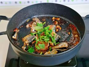 收至浓稠，关火，撒上葱花及香菜，借助油温烫熟即可。