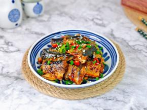 盛出装盘，撒上熟白芝麻。