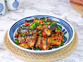 秋刀鱼适合小朋友及小孩，因为鱼刺少。