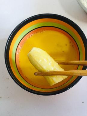 香蕉均匀的裹一层蛋液！