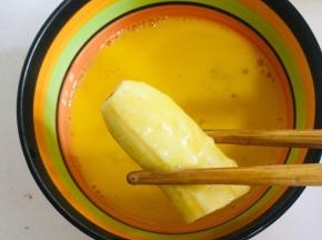 香蕉均匀的裹一层蛋液！
