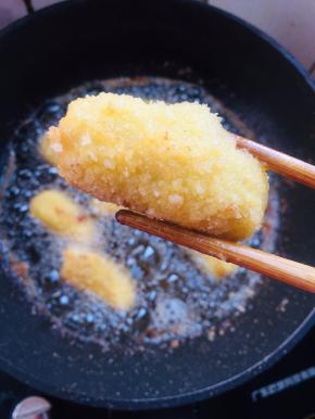 炸至表面金黄色捞出控油备用！