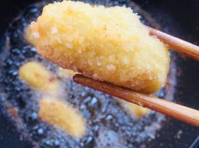 炸至表面金黄色捞出控油备用！