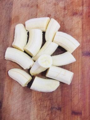 香蕉扒皮，切成段儿备用！