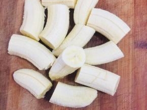 香蕉扒皮，切成段儿备用！