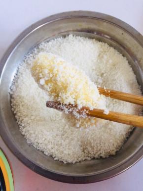 再均匀的裹上一层面包糠，用手稍微团一下，团紧实，以免炸的时候面包糠脱落！