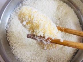 再均匀的裹上一层面包糠，用手稍微团一下，团紧实，以免炸的时候面包糠脱落！