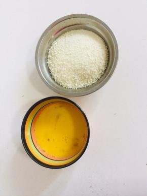 鸡蛋打散，准备面包糠适量！