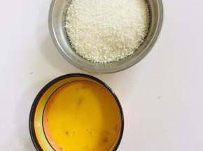 鸡蛋打散，准备面包糠适量！