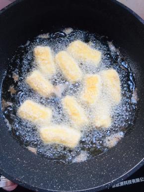 锅烧热，倒入适量的油烧至七成热，放入香蕉中小火慢慢的炸！