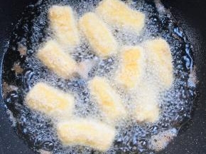 锅烧热，倒入适量的油烧至七成热，放入香蕉中小火慢慢的炸！