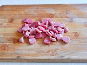 首先将鸡肉肠切片，形状可以根据个人喜好来，丁或者菱形块都可以。