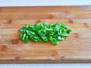 青椒洗干净，去籽，切丁。