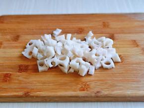 莲藕去皮，洗干净再切丁。