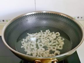 莲藕焯水: 建议焯个水，避免有土腥味，冷水下锅，大火烧开煮1分钟捞出即可。