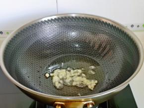起油锅，加入切好的蒜炒香。