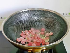 再加入鸡肉肠煸炒。