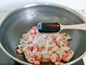 加入一勺酱油。