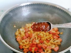 再加入一勺豆瓣酱，将莲藕及肉肠炒熟。