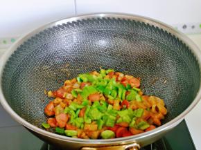 加入青椒丁，撒上孜然粉。