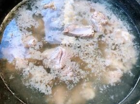 新鲜的排骨在清水中浸泡半小时洗净放入开水中焯水去除多余的油脂和杂质