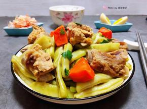 排骨炖芸豆装入盘中搭配大米饭就是完美的组合
