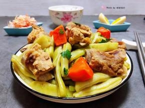 排骨炖芸豆装入盘中搭配大米饭就是完美的组合