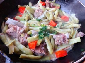 炖至汤汁快收干时放入味精调味均匀最后撒上葱花和香菜提鲜即可出锅享用