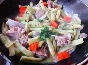 炖至汤汁快收干时放入味精调味均匀最后撒上葱花和香菜提鲜即可出锅享用