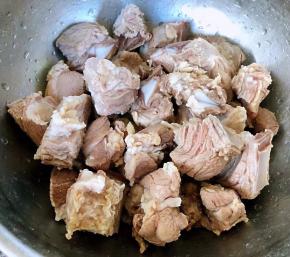 焯好水的排骨立即放入冷水中多冲洗几遍冲洗干净沥干水份