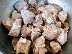 焯好水的排骨立即放入冷水中多冲洗几遍冲洗干净沥干水份