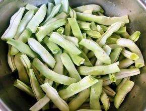 芸豆将两侧的筋摘去掰成大小均匀的段状洗净沥干水分洗净