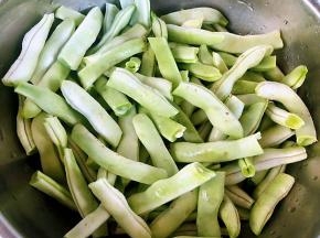 芸豆将两侧的筋摘去掰成大小均匀的段状洗净沥干水分洗净