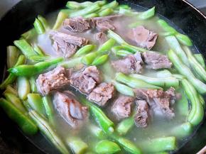 倒入煮好的排骨和骨汤大火一起炖