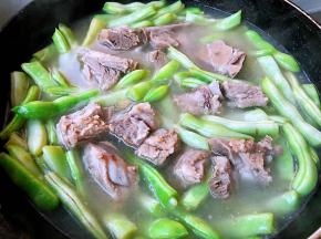 倒入煮好的排骨和骨汤大火一起炖