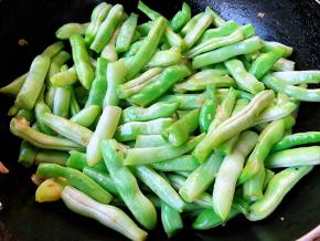 芸豆炒至变色炒出水份