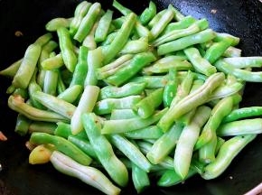 芸豆炒至变色炒出水份